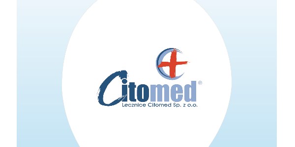 Biały balon reklamowy z niebieskim nadrukiem Citomed